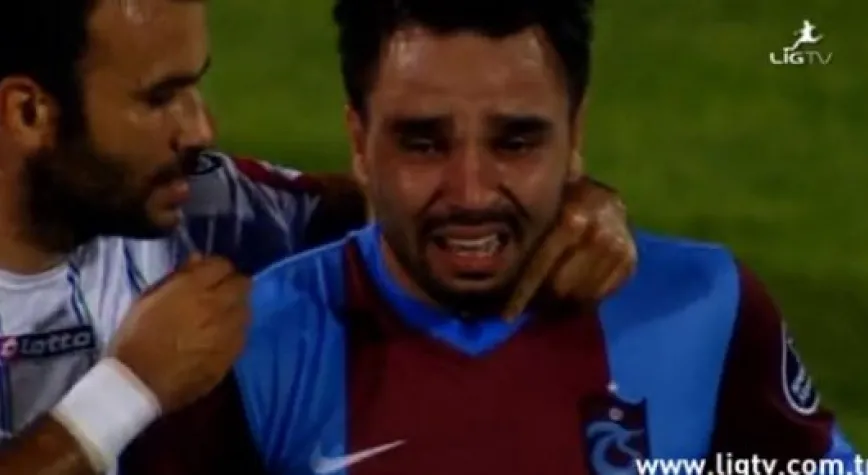 AĞLAYARAK SAHAYI TERK ETTİ!