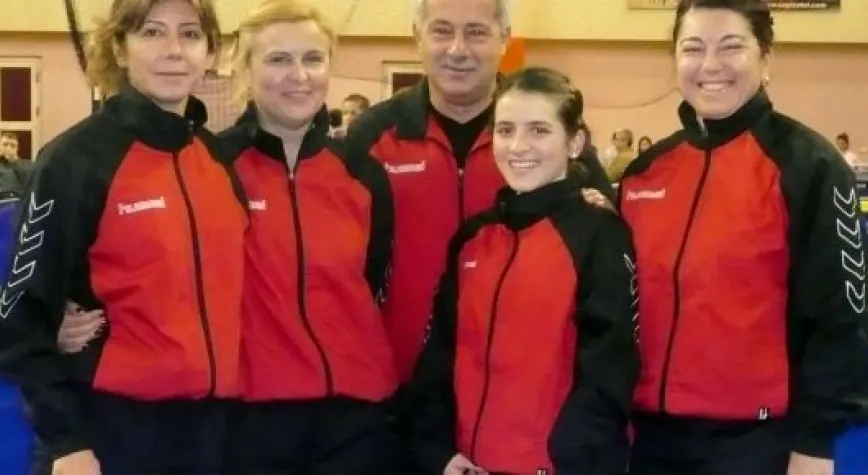 B. KOLEJ MASA TENİSİ BAYAN TAKIMI 1.LİGDE