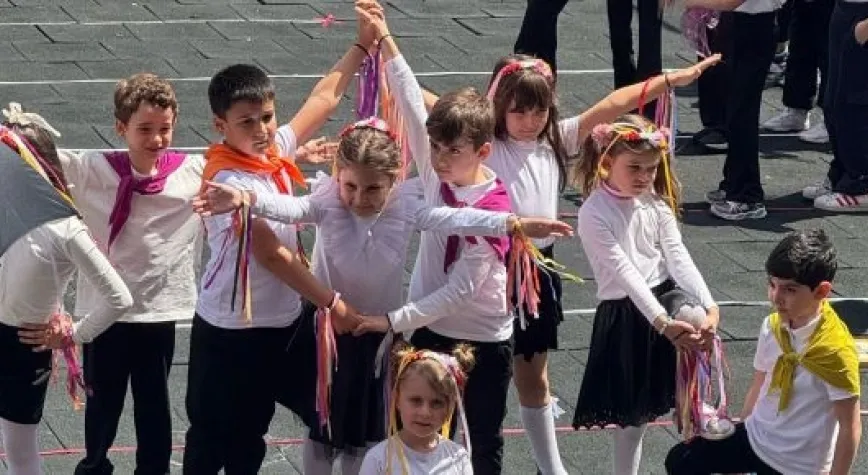 BUGÜN 23 NİSAN NEŞE DOLUYOR İNSAN...