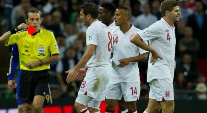 CÜNEYT ÇAKIR GERRARD'A KIRMIZIYI ÇAKTI!