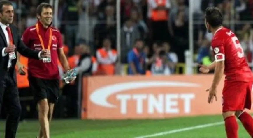 EMRE, HAMİT ALTINTOP'A TEPKİ GÖSTERDİ!