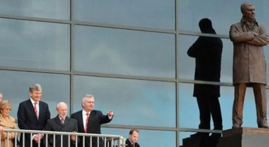 FERGUSON'UN HEYKELİNİ DİKTİLER!