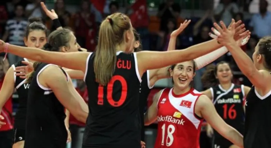 GENÇ VOLEYBOLCULAR İSTİM ÜSTÜNDE