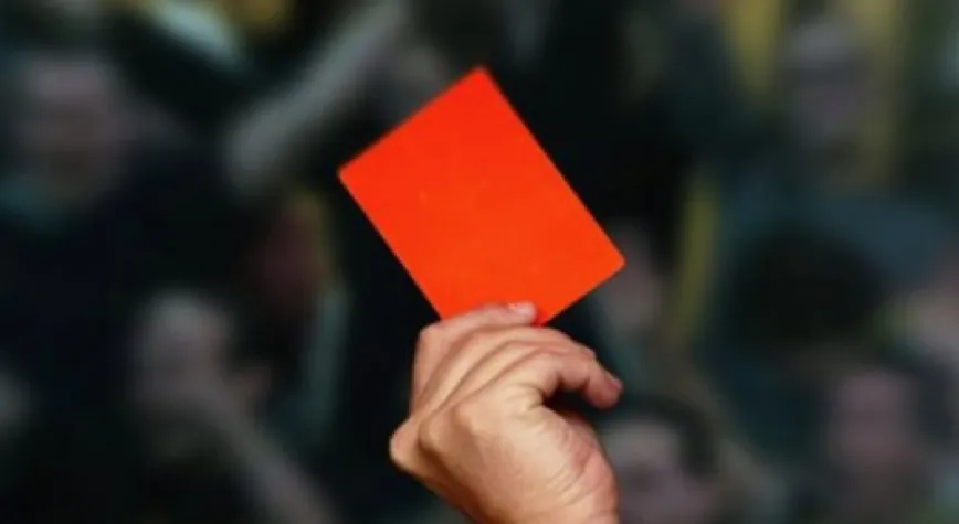 KIRMIZI KART BU KEZ HAKEME ÇIKTI!