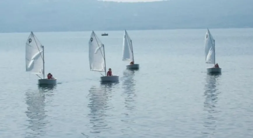 MOGAN GÖLÜ'NDE YELKENLER FORA!