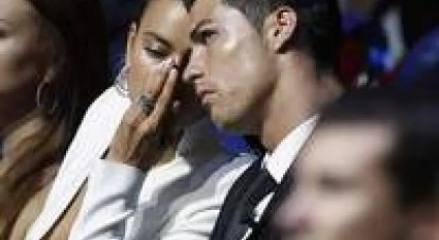 RONALDO'NUN SEVGİLİSİ DEKOLTESİYLE GÜNDEMDE!