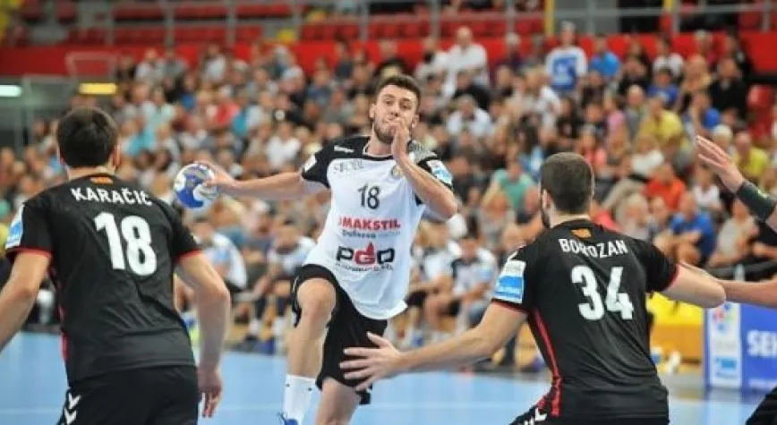 TRİBÜNDE KİMSE VAR MI?