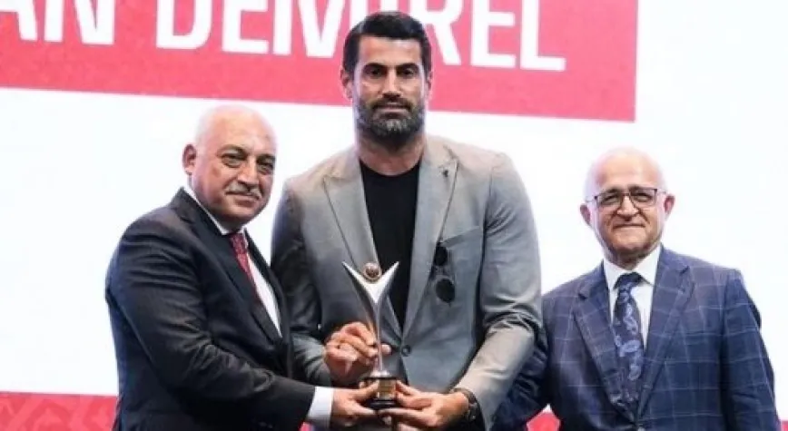 VOLKAN DEMİREL'E İKİ ÖDÜL...