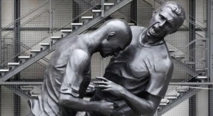 ZİDANE'NİN KAFA ATIŞI HEYKELLEŞTİRİLDİ!